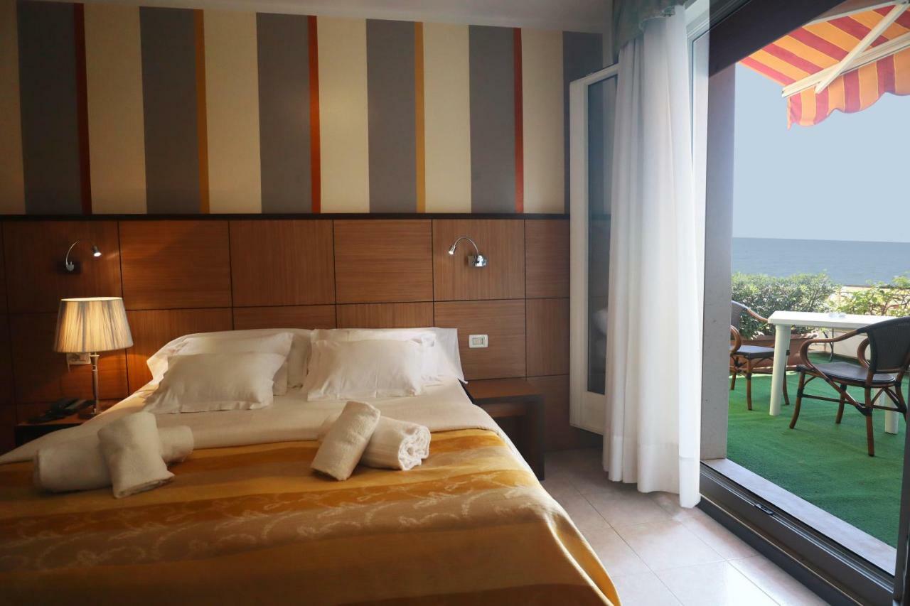 קוואלינו-טראפורטי Hotel Righetto Fronte Mare מראה חיצוני תמונה